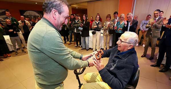 José Luis Solana recibe el reconocimiento y el aplauso de empresarios con los que ha compartido muchos años de trabajo y proyectos Ver más